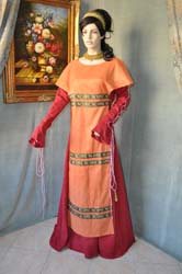 Veste-Femminile-tipica-Medioevo