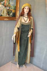 Costume tipico della donna medioevale (7)