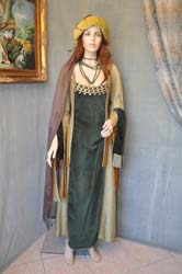 Costume tipico della donna medioevale (8)