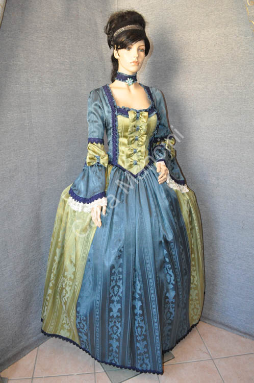 DONNA DEL 700 VESTITI (1)