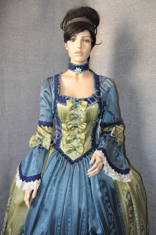 DONNA DEL 700 VESTITI (2)
