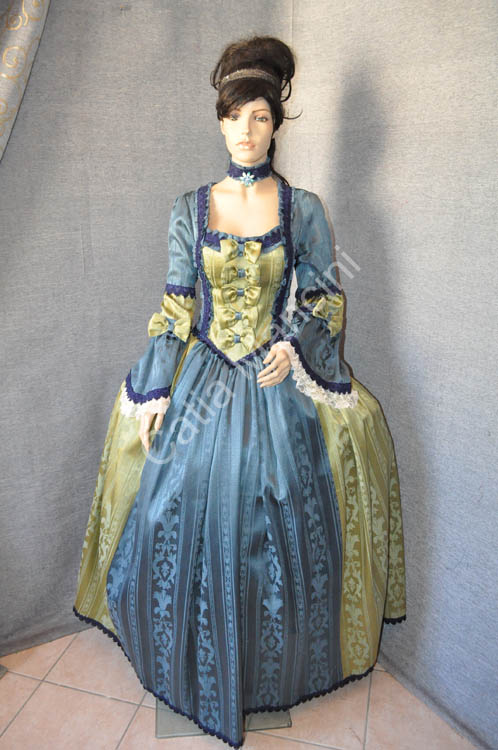 DONNA DEL 700 VESTITI (3)
