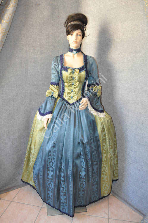 DONNA DEL 700 VESTITI